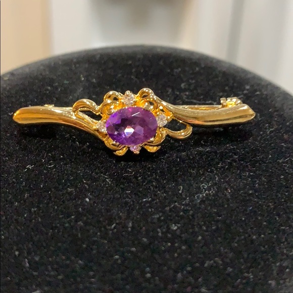 no brand Jewelry - NIB gold toned pin with purple stone 4 clear stone